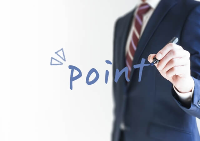 pointの文字とスーツの人物